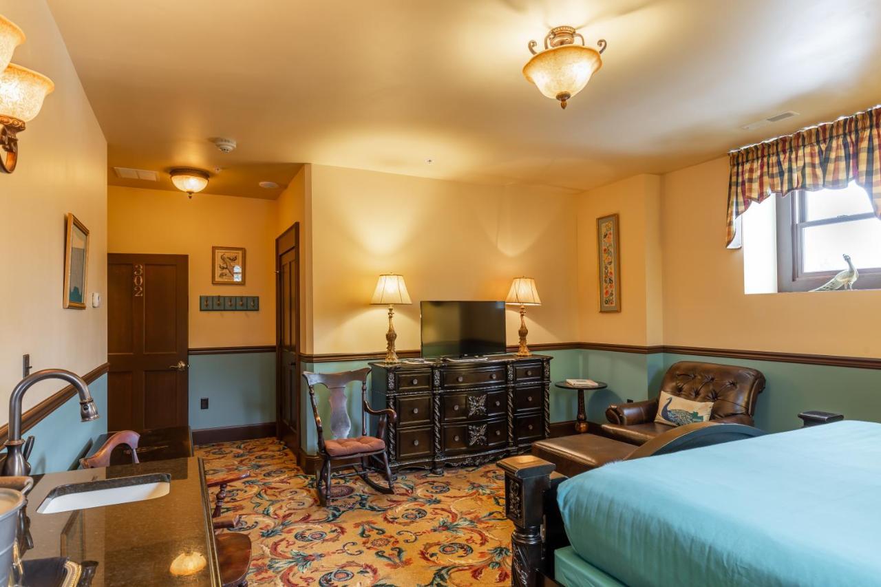 Inn Steele Mansion & Gathering Hub Painesville
