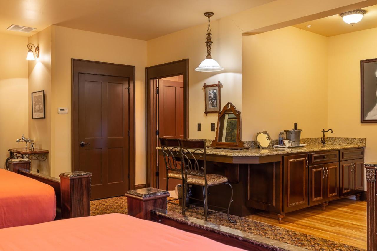 Steele Mansion & Gathering Hub 4*